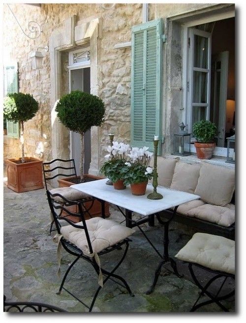 Provence- i nyílászáró. A fotó forrása: http://thepaintedfurniture.com/painting-outdoor-furniture-what-type-of-paint-works-best